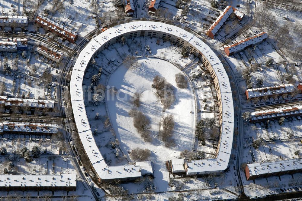 Berlin aus der Vogelperspektive: Blick auf die winterlich verschneite Hufeisensiedlung in Britz