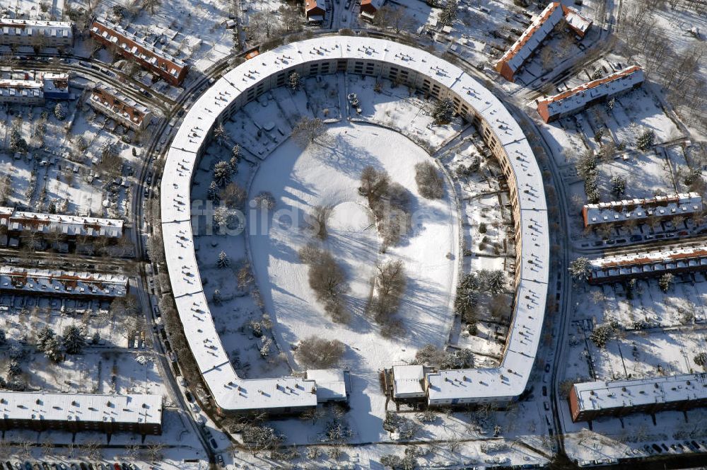 Luftbild Berlin - Blick auf die winterlich verschneite Hufeisensiedlung in Britz