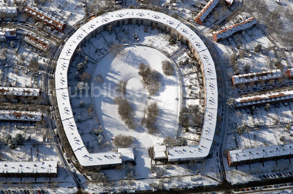 Luftaufnahme Berlin - Blick auf die winterlich verschneite Hufeisensiedlung in Britz