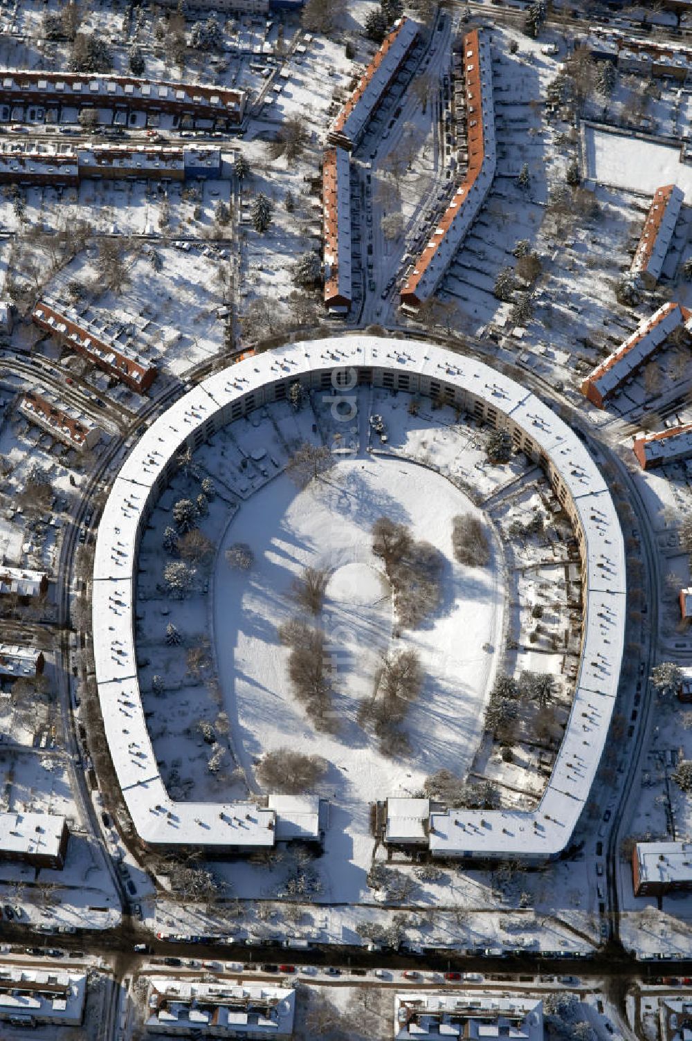 Berlin von oben - Blick auf die winterlich verschneite Hufeisensiedlung in Britz