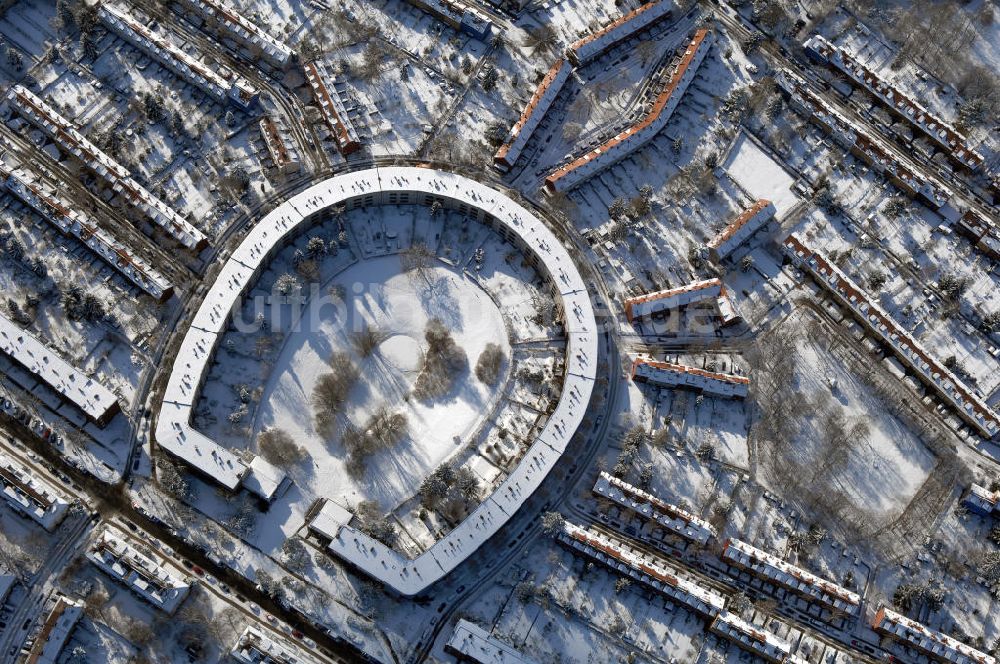 Berlin aus der Vogelperspektive: Blick auf die winterlich verschneite Hufeisensiedlung in Britz