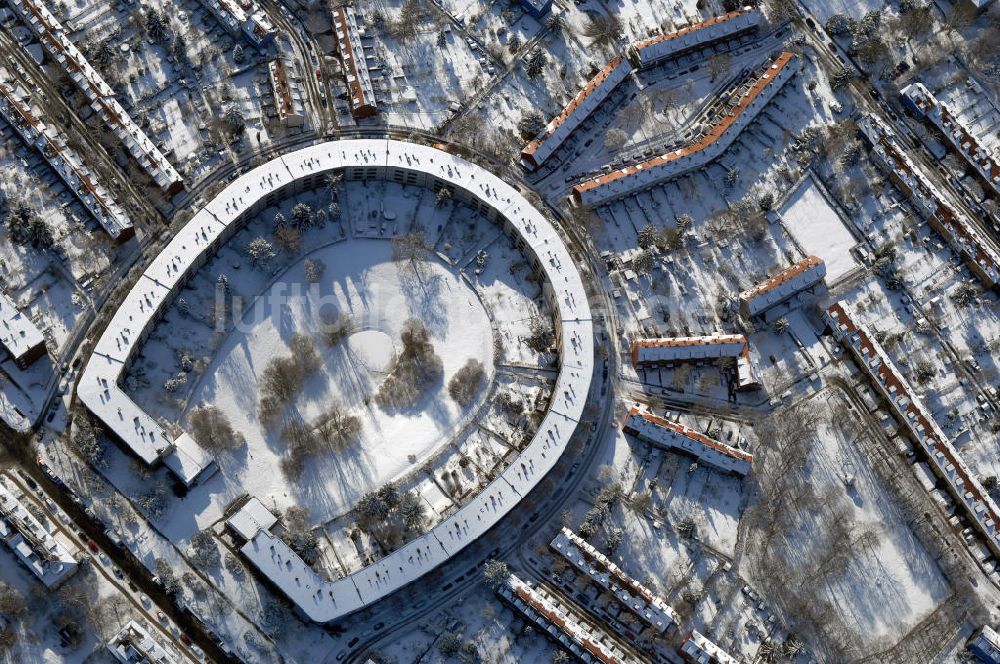 Luftbild Berlin - Blick auf die winterlich verschneite Hufeisensiedlung in Britz