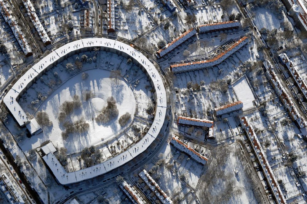 Luftaufnahme Berlin - Blick auf die winterlich verschneite Hufeisensiedlung in Britz