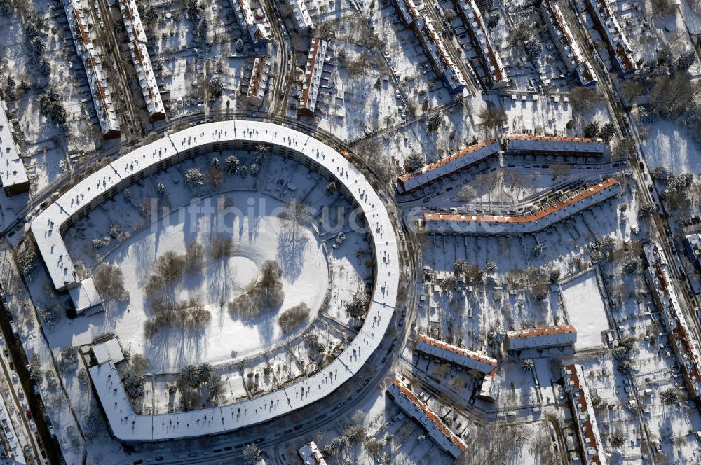 Berlin von oben - Blick auf die winterlich verschneite Hufeisensiedlung in Britz