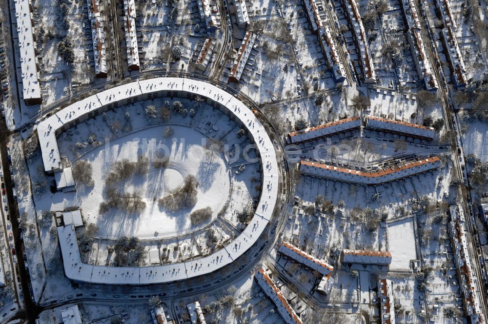 Berlin aus der Vogelperspektive: Blick auf die winterlich verschneite Hufeisensiedlung in Britz