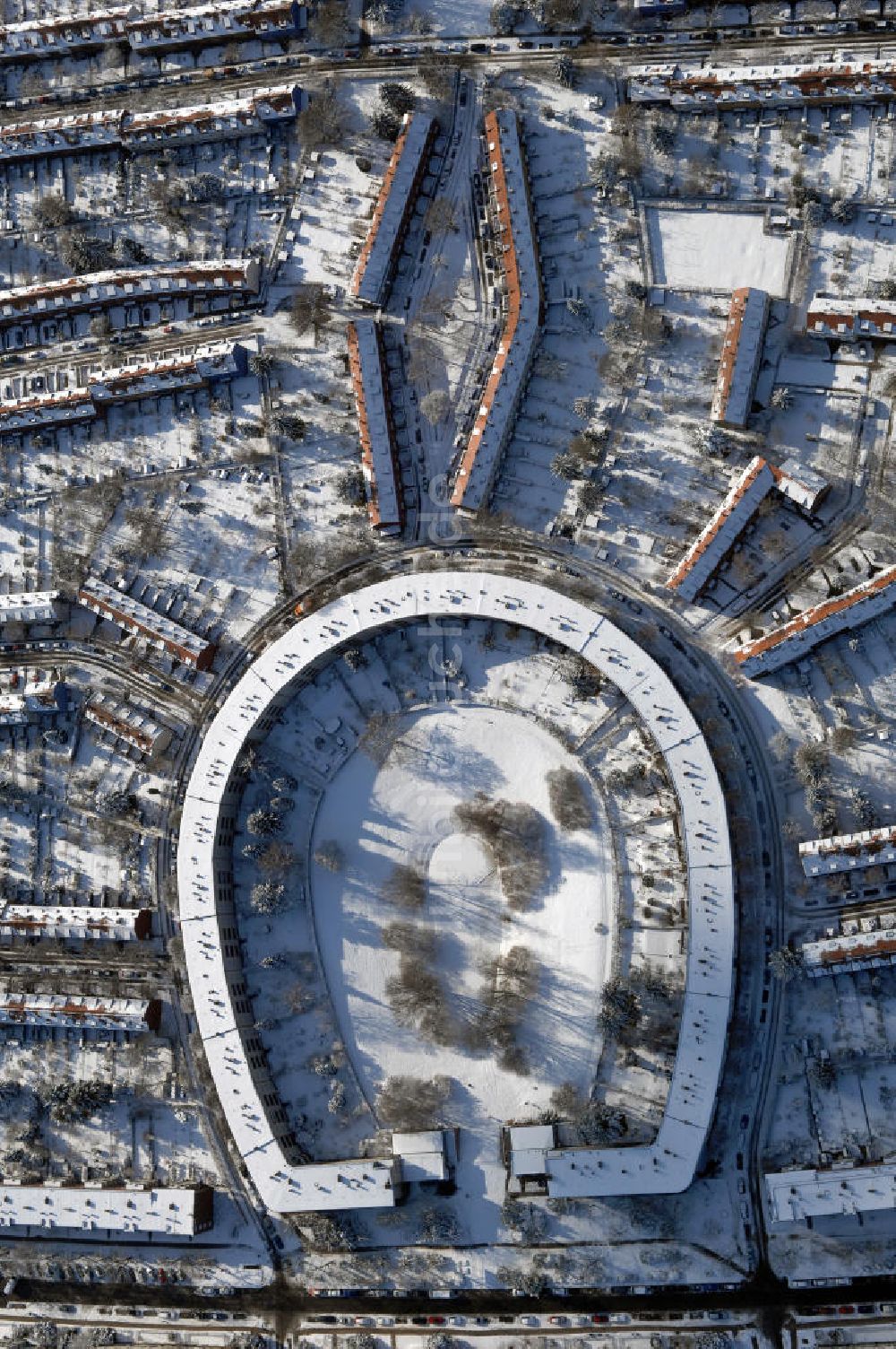 Luftbild Berlin - Blick auf die winterlich verschneite Hufeisensiedlung in Britz