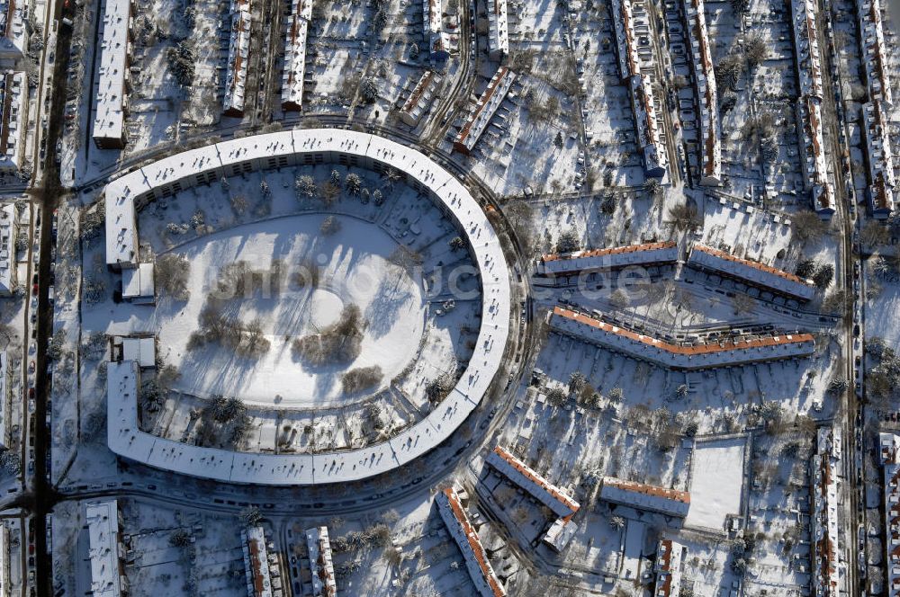 Luftaufnahme Berlin - Blick auf die winterlich verschneite Hufeisensiedlung in Britz