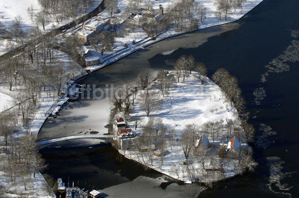 Luftaufnahme Berlin - Blick auf den winterlich verschneite Insel der Jugend am Treptower Park.