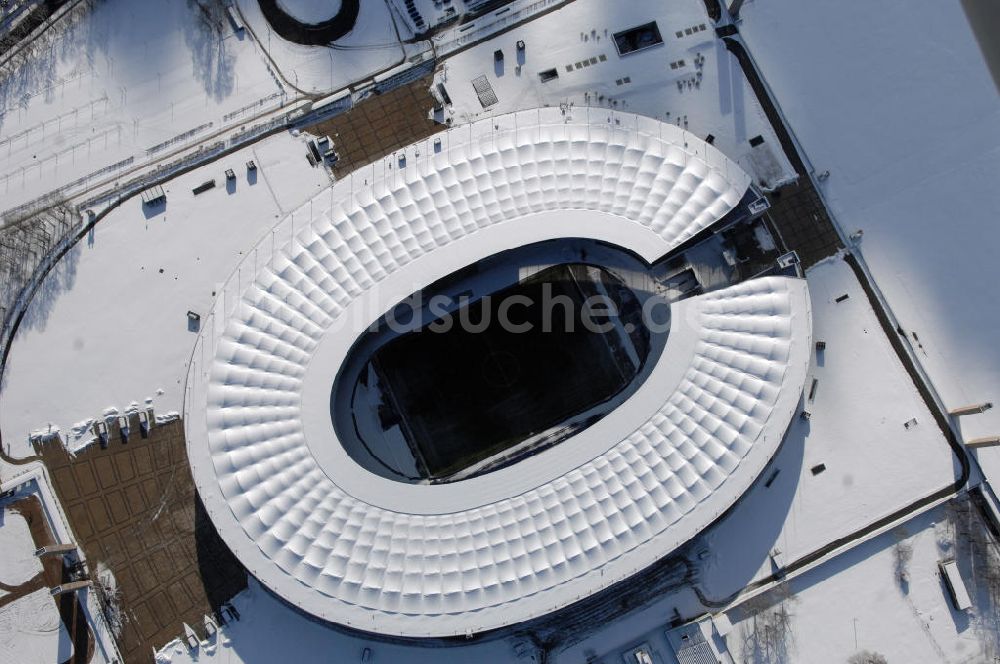 Luftaufnahme Berlin - Blick auf den winterlich verschneite Olympiastadion in Charlottenburg.