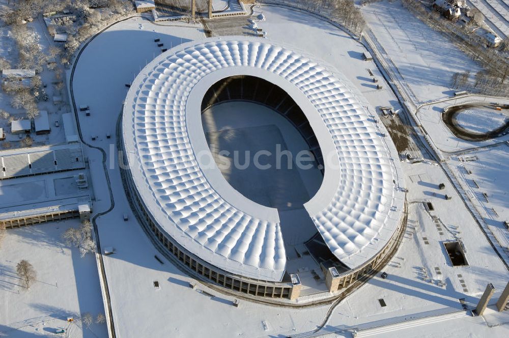 Berlin aus der Vogelperspektive: Blick auf das winterlich verschneite Olypiastadion Berlin