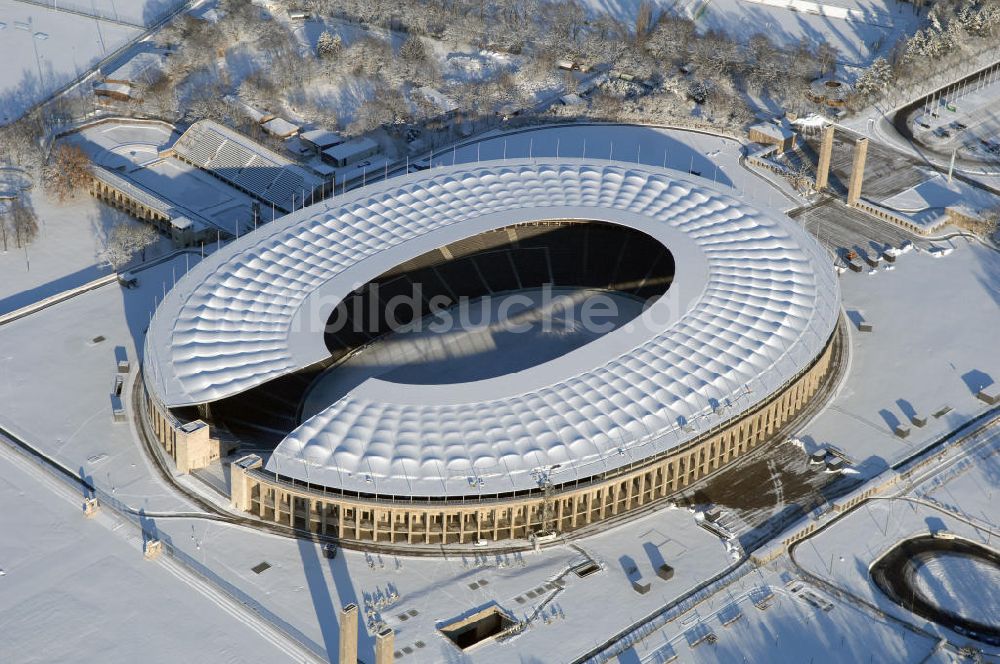 Berlin aus der Vogelperspektive: Blick auf das winterlich verschneite Olypiastadion Berlin