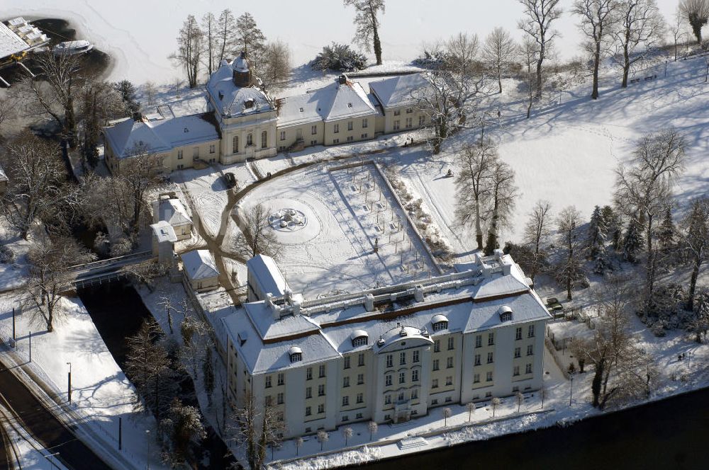 Berlin aus der Vogelperspektive: Blick auf den winterlich verschneite Schloß Köpenick