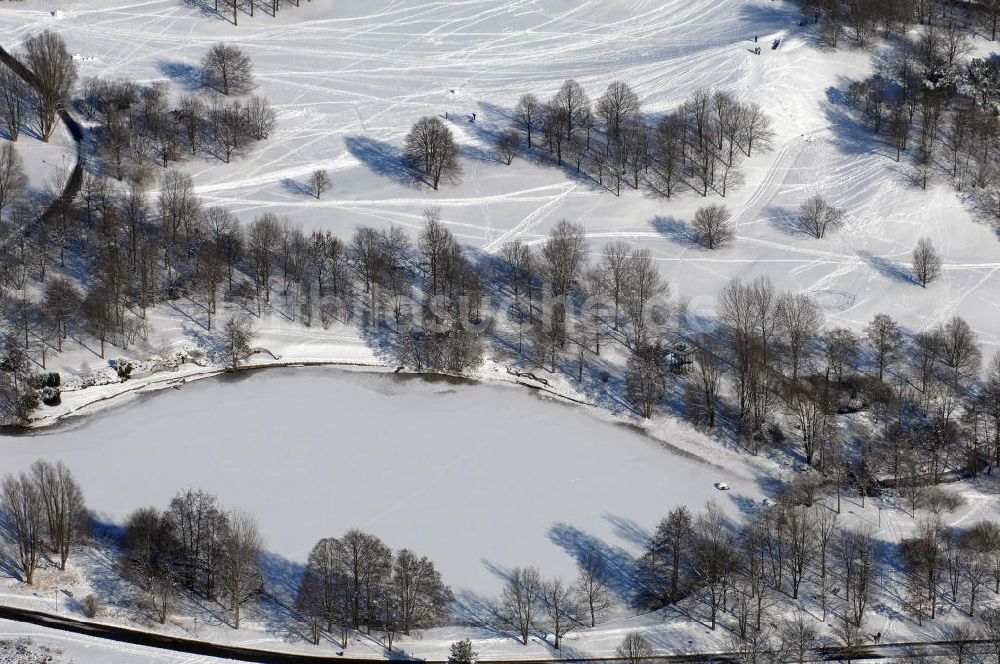 Berlin aus der Vogelperspektive: Blick auf die winterlich verschneiten Britzer Garten.