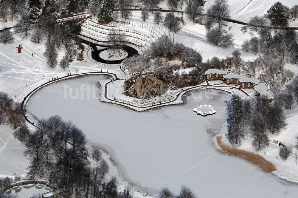 Luftaufnahme Berlin - Blick auf die winterlich verschneiten Britzer Garten.