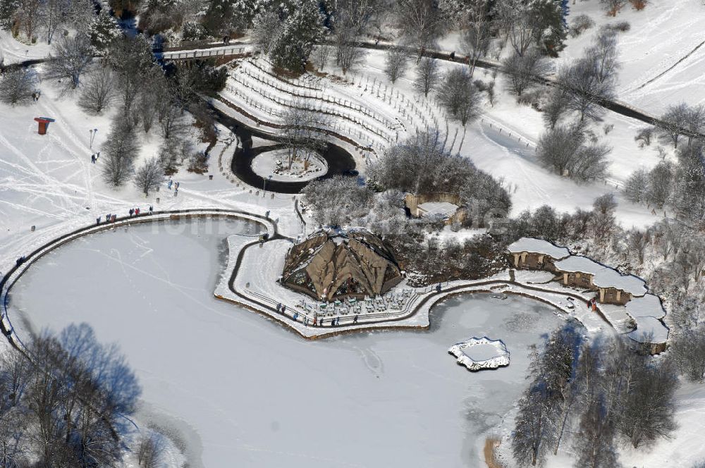 Berlin von oben - Blick auf die winterlich verschneiten Britzer Garten.