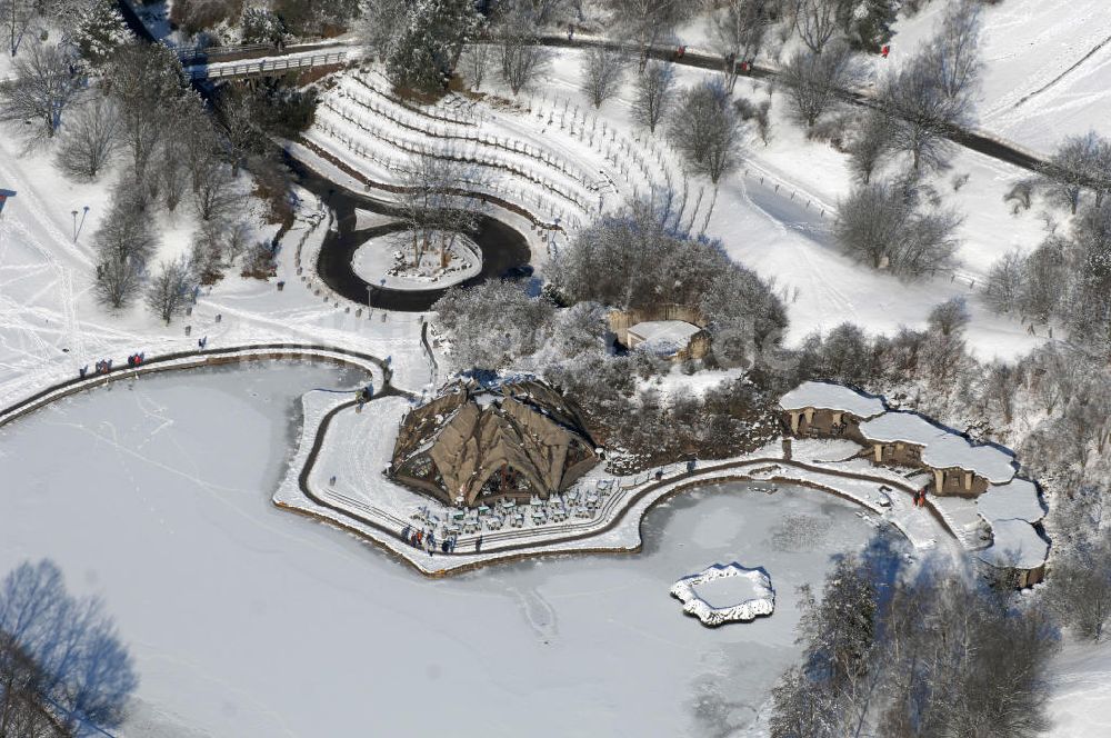 Berlin aus der Vogelperspektive: Blick auf die winterlich verschneiten Britzer Garten.