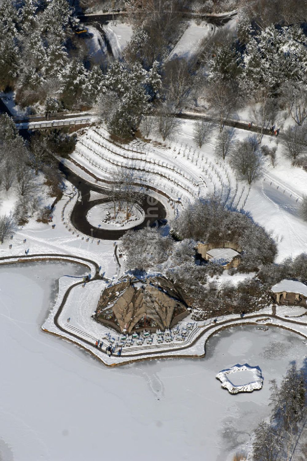 Luftbild Berlin - Blick auf die winterlich verschneiten Britzer Garten.