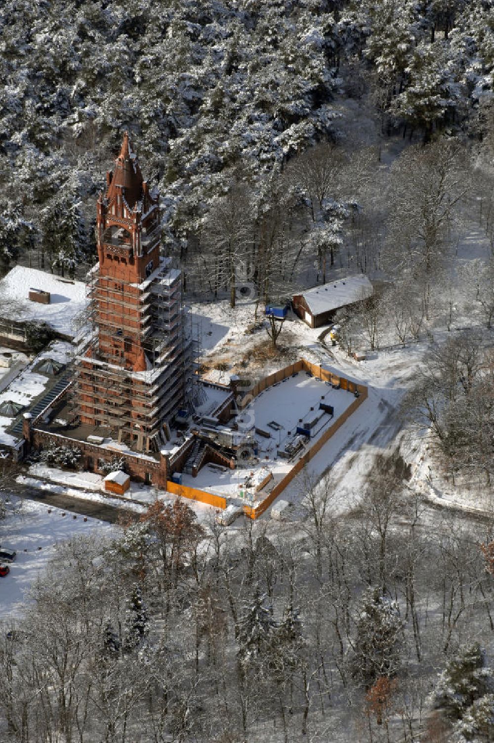 Berlin aus der Vogelperspektive: Blick auf den winterlich verschneiten Grunewaldturm, der zur Zeit restauriert wird.