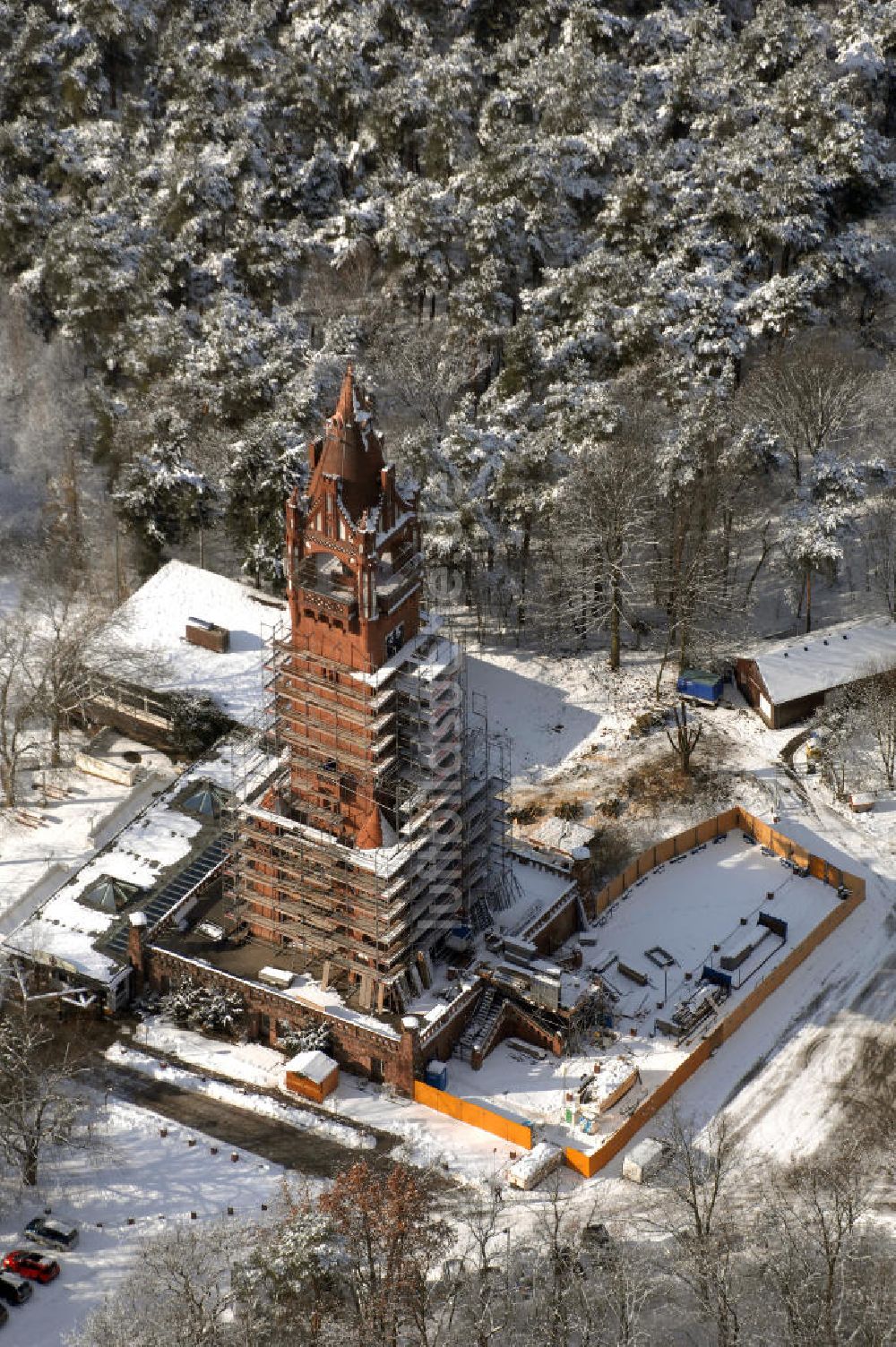 Luftbild Berlin - Blick auf den winterlich verschneiten Grunewaldturm, der zur Zeit restauriert wird.