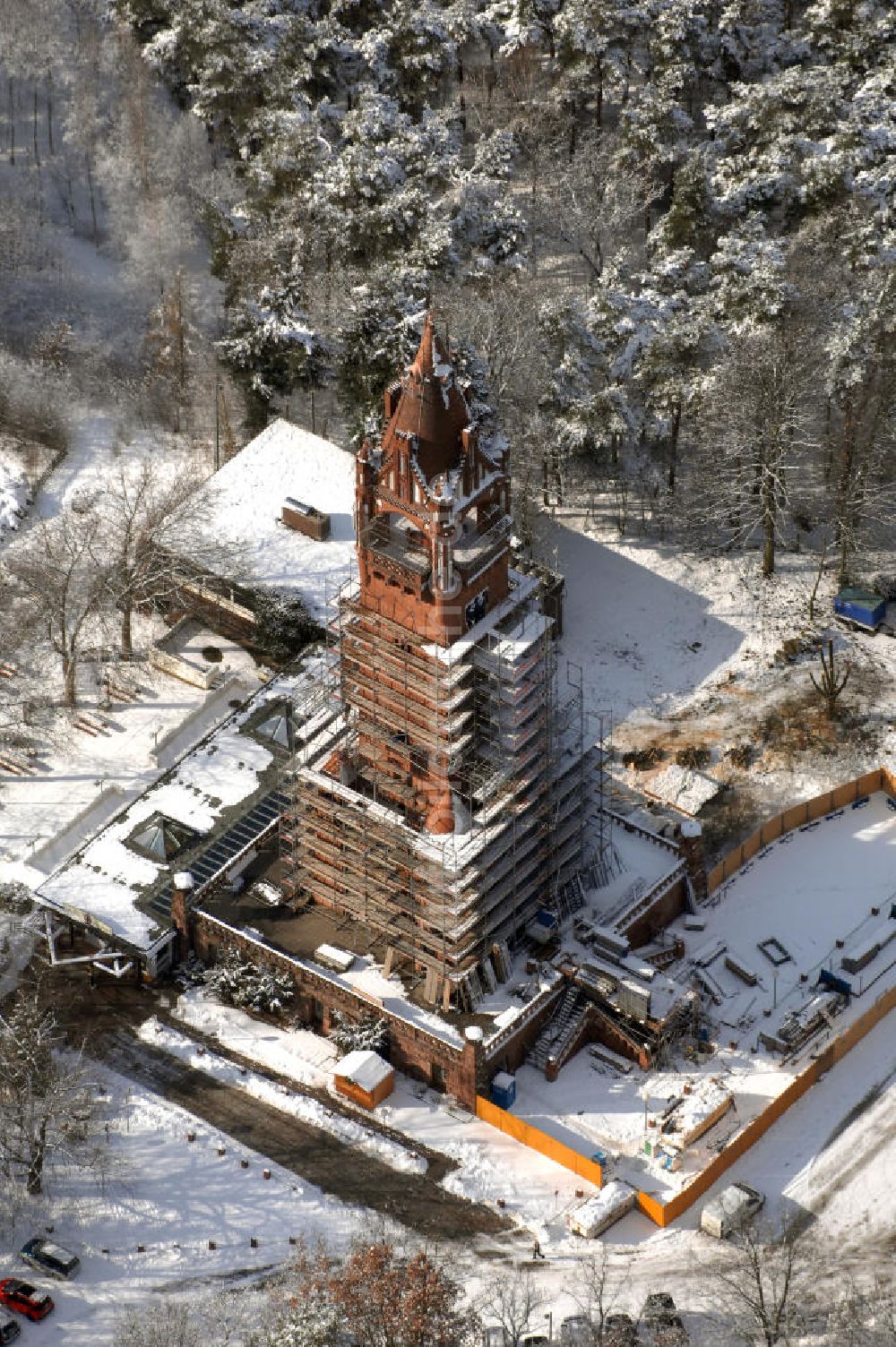 Berlin von oben - Blick auf den winterlich verschneiten Grunewaldturm, der zur Zeit restauriert wird.