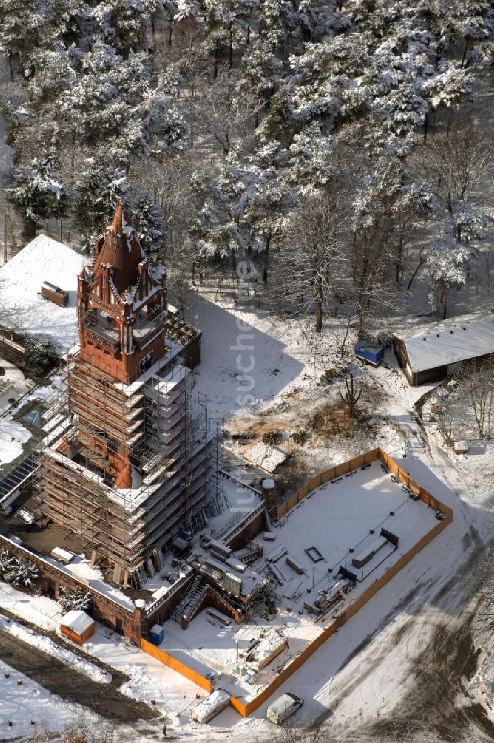 Luftbild Berlin - Blick auf den winterlich verschneiten Grunewaldturm, der zur Zeit restauriert wird.