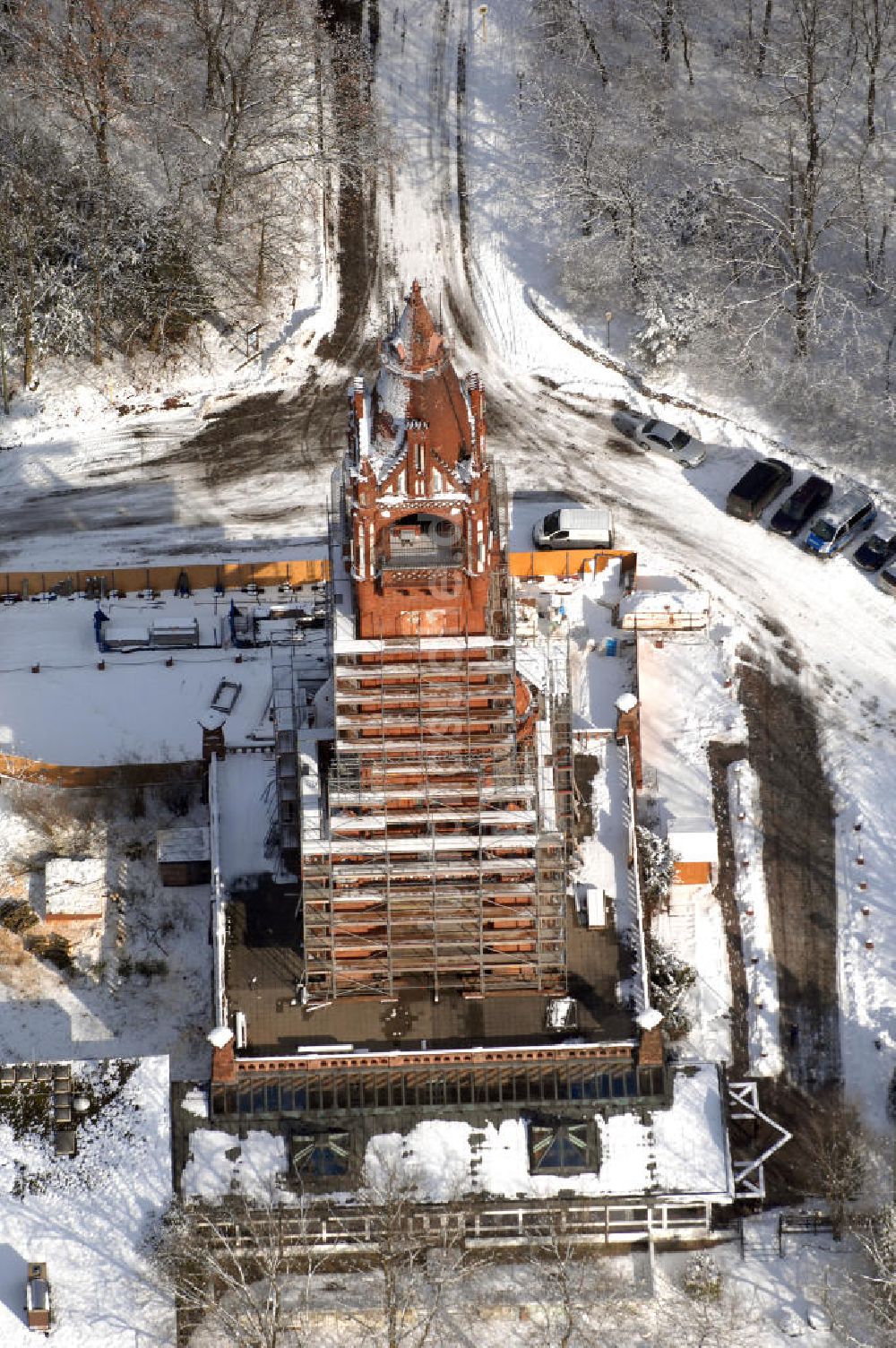 Luftaufnahme Berlin - Blick auf den winterlich verschneiten Grunewaldturm, der zur Zeit restauriert wird.