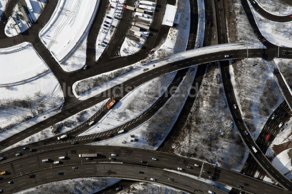 Berlin von oben - Blick auf den winterlich verschneiten Schnellstraßen und Stadtautobahnbereich am Messegelände / ICC in Berlin-Charlottenburg.