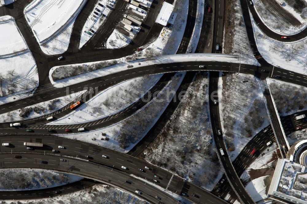 Berlin aus der Vogelperspektive: Blick auf den winterlich verschneiten Schnellstraßen und Stadtautobahnbereich am Messegelände / ICC in Berlin-Charlottenburg.