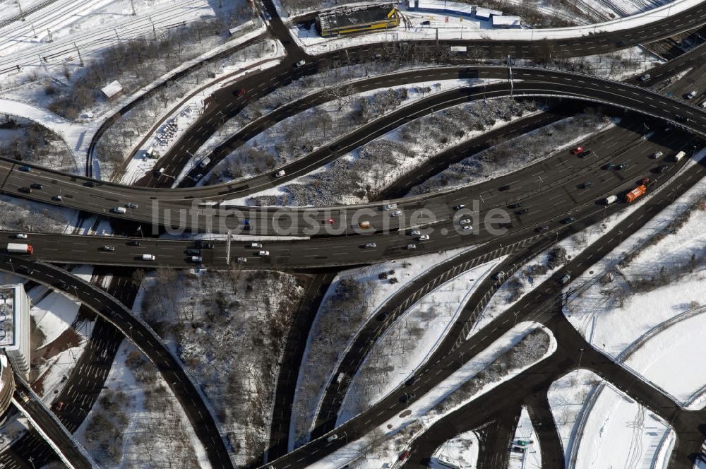 Luftbild Berlin - Blick auf den winterlich verschneiten Schnellstraßen und Stadtautobahnbereich am Messegelände / ICC in Berlin-Charlottenburg.