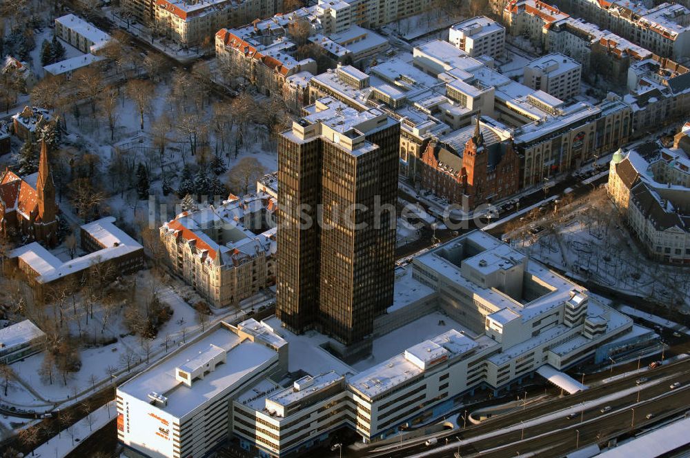 Berlin aus der Vogelperspektive: Blick auf den winterlich verschneiten Steglitzer Kreisel in Berlin