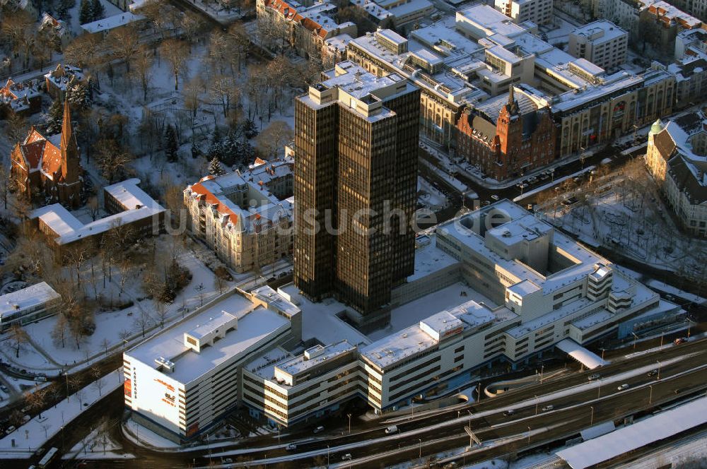 Luftbild Berlin - Blick auf den winterlich verschneiten Steglitzer Kreisel in Berlin