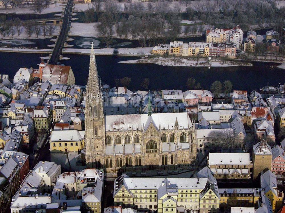 Regensburg / Bayern von oben - Blick auf die winterliche Kathedrale St. Peter in Regensburg