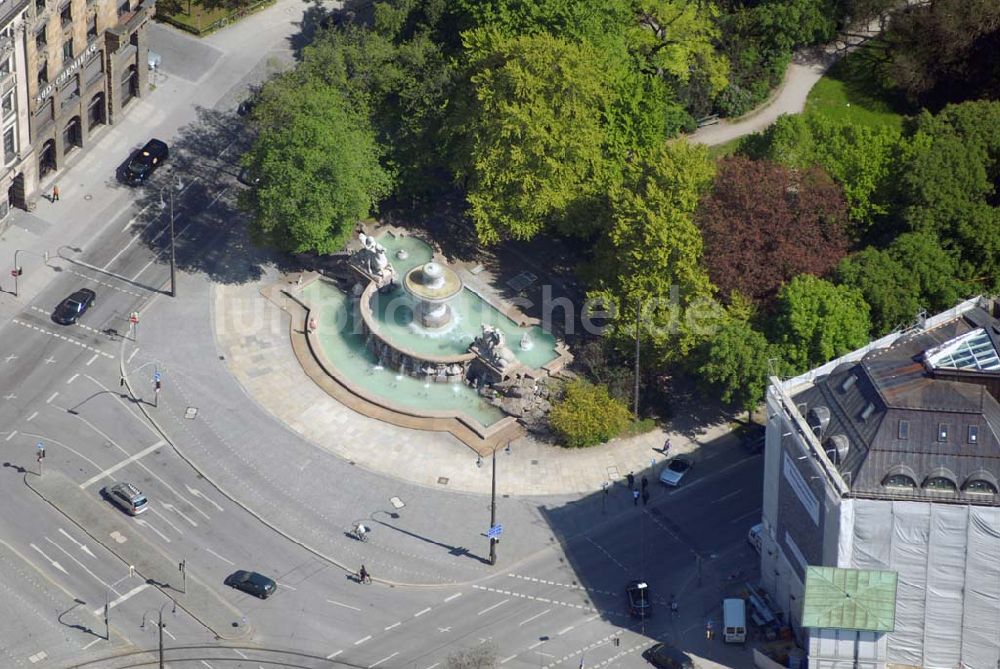 Luftbild München - Blick auf den Wittelsbacher Brunnen am Lenbachplatz in München