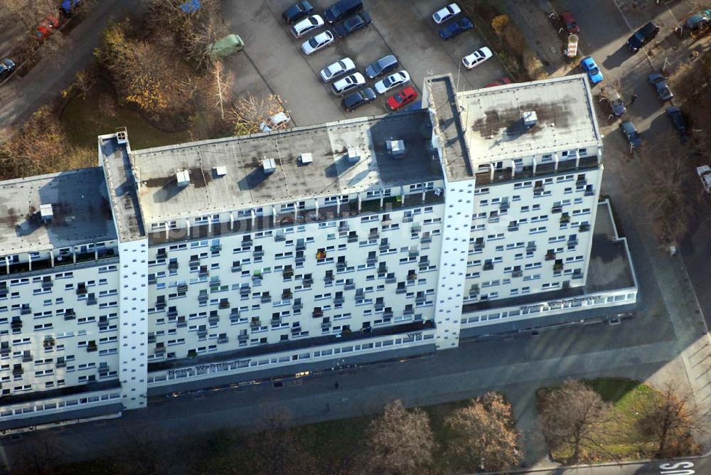 Berlin - Seglitz aus der Vogelperspektive: Blick auf das Wohn- und Geschäftshaus an der Hauptstrasse 92 in 12159 Berlin