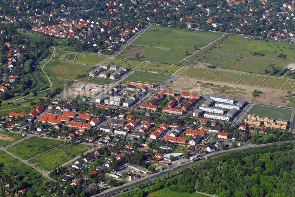 Berlin aus der Vogelperspektive: Blick auf das Wohn- und Gewerbegebiet Biesdorf-Süd an der B1