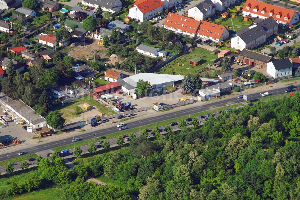 Luftbild Berlin - Blick auf das Wohn- und Gewerbegebiet Biesdorf-Süd an der B1