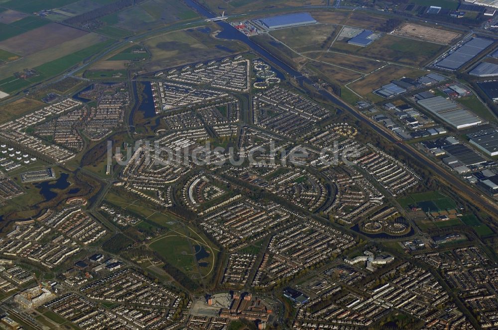 Tilburg aus der Vogelperspektive: Blick auf ein Wohn- und Industriegebiet am Dongensekanaal nördlich von Tilburg in Belgien