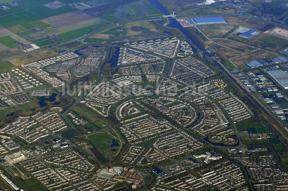 Luftbild Tilburg - Blick auf ein Wohn- und Industriegebiet am Dongensekanaal nördlich von Tilburg in Belgien