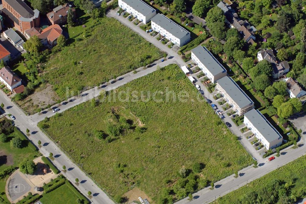 Luftaufnahme Berlin-Dahlem - Blick auf die Wohnanlage an der Königin-Luise-Strasse in Berlin Dahlem der cds Wohnbau Berlin GmbH