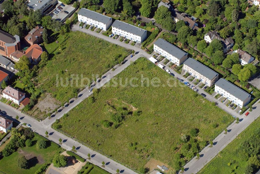 Berlin-Dahlem aus der Vogelperspektive: Blick auf die Wohnanlage an der Königin-Luise-Strasse in Berlin Dahlem der cds Wohnbau Berlin GmbH