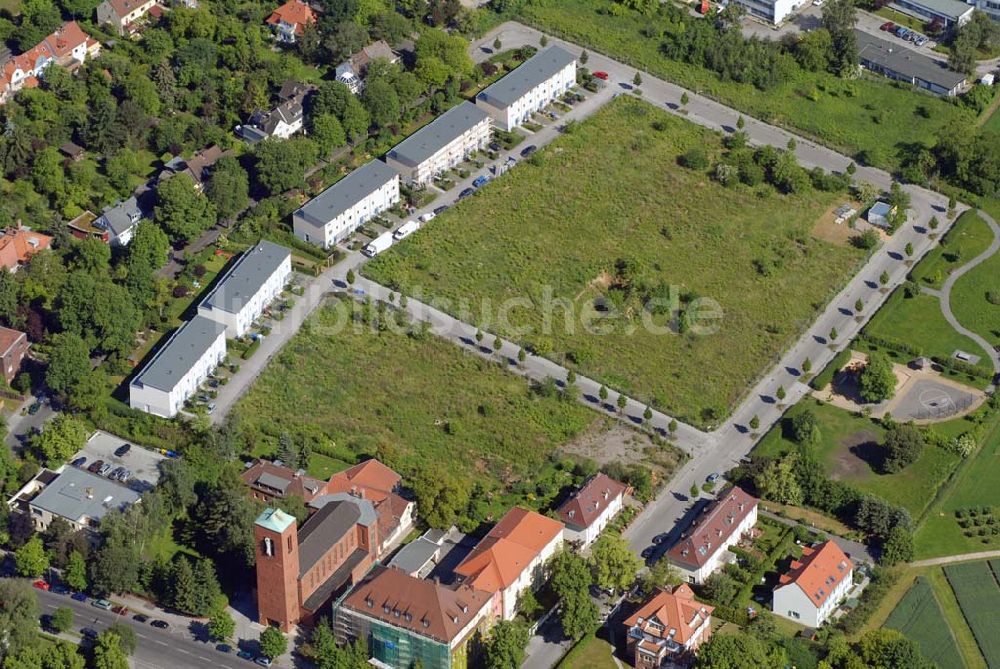 Berlin-Dahlem aus der Vogelperspektive: Blick auf die Wohnanlage an der Königin-Luise-Strasse in Berlin Dahlem der cds Wohnbau Berlin GmbH