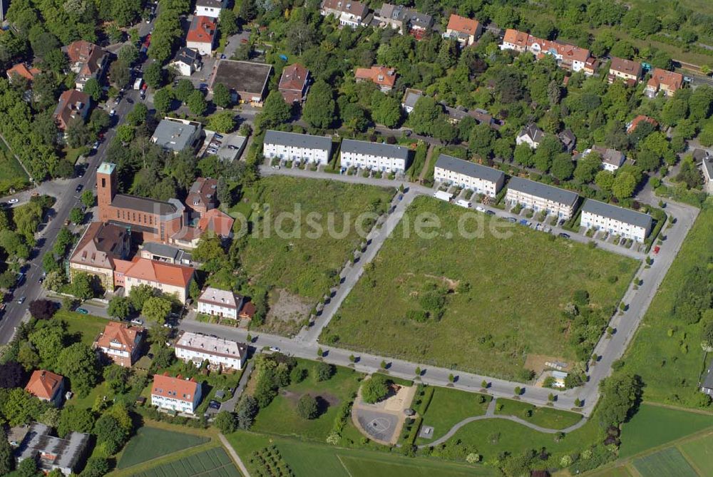 Berlin-Dahlem aus der Vogelperspektive: Blick auf die Wohnanlage an der Königin-Luise-Strasse in Berlin Dahlem der cds Wohnbau Berlin GmbH