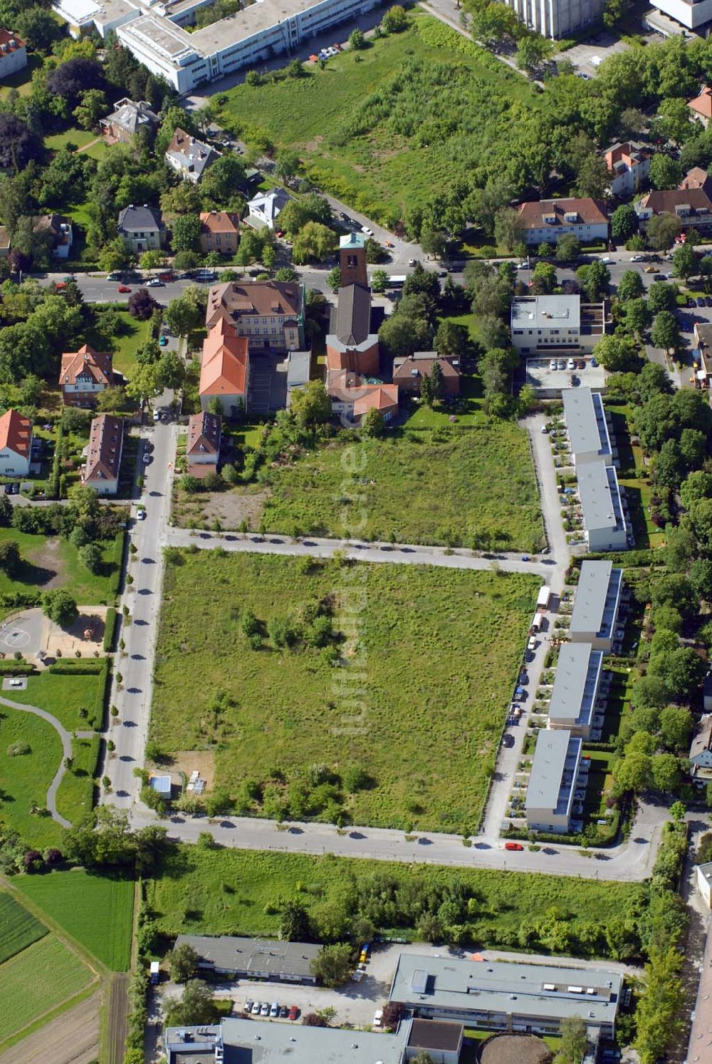 Berlin-Dahlem von oben - Blick auf die Wohnanlage an der Königin-Luise-Strasse in Berlin Dahlem der cds Wohnbau Berlin GmbH