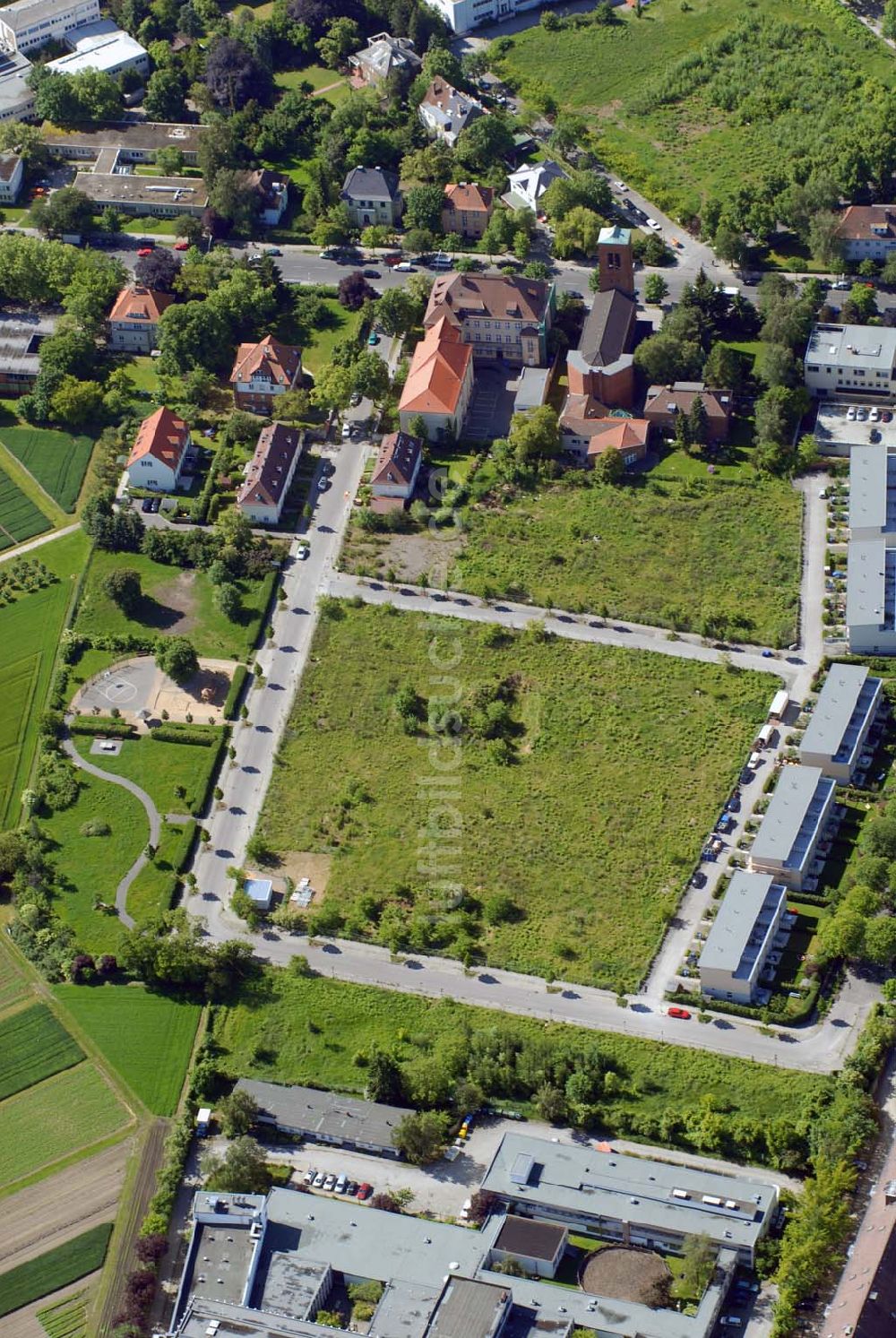 Berlin-Dahlem aus der Vogelperspektive: Blick auf die Wohnanlage an der Königin-Luise-Strasse in Berlin Dahlem der cds Wohnbau Berlin GmbH