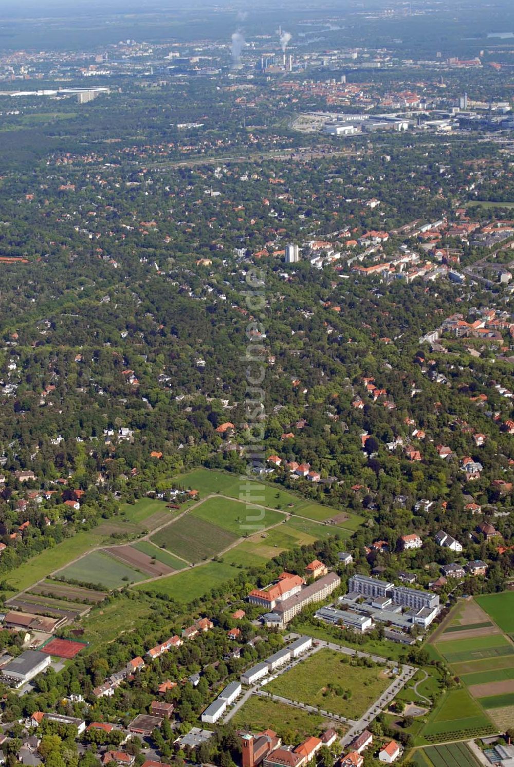 Luftaufnahme Berlin-Dahlem - Blick auf die Wohnanlage an der Königin-Luise-Strasse in Berlin Dahlem der cds Wohnbau Berlin GmbH