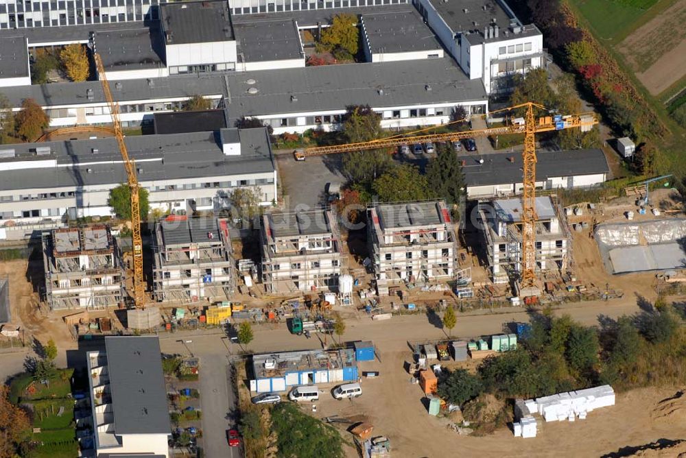 Berlin von oben - Blick auf die Wohnanlage an der Königin-Luise-Strasse in Berlin Dahlem der cds Wohnbau Berlin GmbH