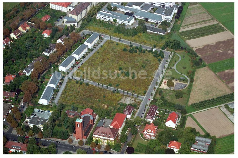 Berlin - Dahlem von oben - Blick auf das Wohnbaugelände an der Königin-Luise Straße in 14159 Berlin-Dahlem