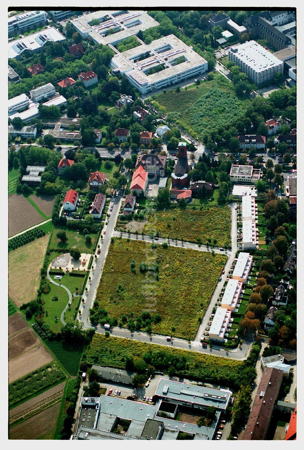 Luftaufnahme Berlin - Dahlem - Blick auf das Wohnbaugelände an der Königin-Luise Straße in 14159 Berlin-Dahlem