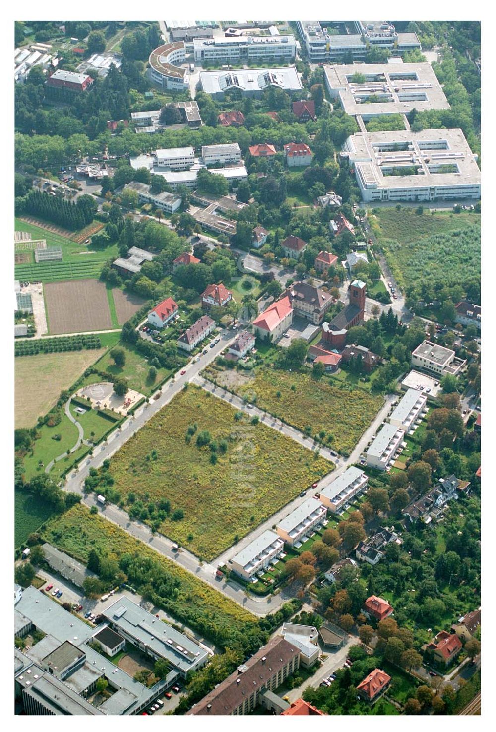 Berlin - Dahlem von oben - Blick auf das Wohnbaugelände an der Königin-Luise Straße in 14159 Berlin-Dahlem