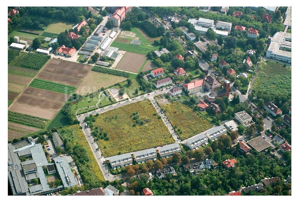 Berlin - Dahlem aus der Vogelperspektive: Blick auf das Wohnbaugelände an der Königin-Luise Straße in 14159 Berlin-Dahlem